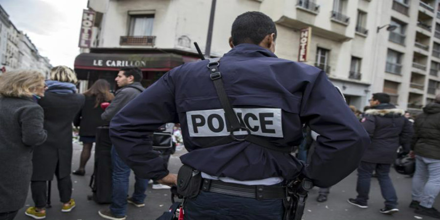 Επιχειρήσεις εναντίον «δεκάδων» ατόμων μετά τον αποκεφαλισμό καθηγητή στη Γαλλία
